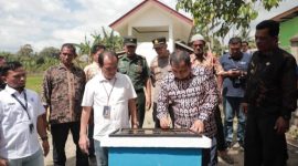 Pj Bupati Aceh Besar Muhammad Iswanto S.STP, MM menandatangani prasasti sumur bor menara air dan pipanisasi di Gampong Maheng, Kecamatan Kuta Cot Glie, Aceh Besar, Kamis (11/1/2024). Foto: PROKOPIM PEMKAB ACEH BESAR