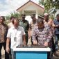 Pj Bupati Aceh Besar Muhammad Iswanto S.STP, MM menandatangani prasasti sumur bor menara air dan pipanisasi di Gampong Maheng, Kecamatan Kuta Cot Glie, Aceh Besar, Kamis (11/1/2024). Foto: PROKOPIM PEMKAB ACEH BESAR