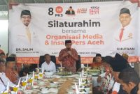Ketua Majelis Syura PKS, Dr. H. Habib Salim Segaf Al-Jufri, Lc., M.A bersama tim kampanye daerah Aceh AMIN melakukan Silaturrahmi dengan Insan Pers jelang pemilu 2024 di salah satu warkop kawasan Lhong Raya, Kota Banda Aceh, Minggu, 14 Januari 2024.
