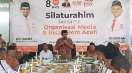 Ketua Majelis Syura PKS, Dr. H. Habib Salim Segaf Al-Jufri, Lc., M.A bersama tim kampanye daerah Aceh AMIN melakukan Silaturrahmi dengan Insan Pers jelang pemilu 2024 di salah satu warkop kawasan Lhong Raya, Kota Banda Aceh, Minggu, 14 Januari 2024.