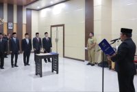 Pj Bupati Aceh Besar Muhammad Iswanto melantik dan mengambil sumpah anggota Komisi Independen Pemilihan (KIP) Kabupaten Aceh Besar periode 2023-2028 Selasa (16/1/2024) di Aula H Sanusi Wahab, Kantor Bupati Aceh Besar. | Foto: Prokopim Pemkab Aceh Besar