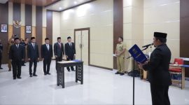 Pj Bupati Aceh Besar Muhammad Iswanto melantik dan mengambil sumpah anggota Komisi Independen Pemilihan (KIP) Kabupaten Aceh Besar periode 2023-2028 Selasa (16/1/2024) di Aula H Sanusi Wahab, Kantor Bupati Aceh Besar. | Foto: Prokopim Pemkab Aceh Besar