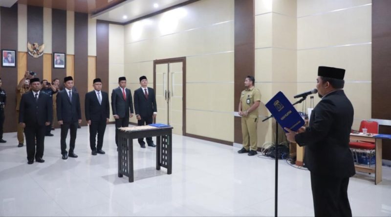 Pj Bupati Aceh Besar Muhammad Iswanto melantik dan mengambil sumpah anggota Komisi Independen Pemilihan (KIP) Kabupaten Aceh Besar periode 2023-2028 Selasa (16/1/2024) di Aula H Sanusi Wahab, Kantor Bupati Aceh Besar. | Foto: Prokopim Pemkab Aceh Besar