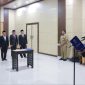 Pj Bupati Aceh Besar Muhammad Iswanto melantik dan mengambil sumpah anggota Komisi Independen Pemilihan (KIP) Kabupaten Aceh Besar periode 2023-2028 Selasa (16/1/2024) di Aula H Sanusi Wahab, Kantor Bupati Aceh Besar. | Foto: Prokopim Pemkab Aceh Besar