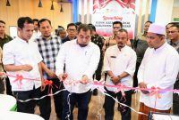 Pj Bupati Aceh Besar, Muhammad Iswanto SSTP MM memotong pita bersama sejumlah Kepala OPD Aceh Besar dan Abu Cut Uee Titi dalam acara Launching e-katalog lokal Aceh Besar di Gedung Mal Pelayanan Publik (MPP) Lambaro, Kecamatan Ingin Jaya, Aceh Besar, Jumat (19/01/2024). FOTO/MC ACEH BESAR