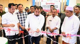 Pj Bupati Aceh Besar, Muhammad Iswanto SSTP MM memotong pita bersama sejumlah Kepala OPD Aceh Besar dan Abu Cut Uee Titi dalam acara Launching e-katalog lokal Aceh Besar di Gedung Mal Pelayanan Publik (MPP) Lambaro, Kecamatan Ingin Jaya, Aceh Besar, Jumat (19/01/2024). FOTO/MC ACEH BESAR