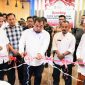 Pj Bupati Aceh Besar, Muhammad Iswanto SSTP MM memotong pita bersama sejumlah Kepala OPD Aceh Besar dan Abu Cut Uee Titi dalam acara Launching e-katalog lokal Aceh Besar di Gedung Mal Pelayanan Publik (MPP) Lambaro, Kecamatan Ingin Jaya, Aceh Besar, Jumat (19/01/2024). FOTO/MC ACEH BESAR