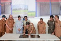 Pj Bupati Aceh Besar Muhammad Iswanto, S.STP, MM menandatangani prasasti peresmian Pos Damkar Wilayah Manajemen Kebakaran (WMK) 010 di Kuta Baro Senin (22/1/2024)