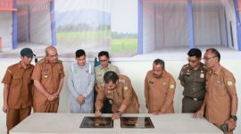 Pj Bupati Aceh Besar Muhammad Iswanto, S.STP, MM menandatangani prasasti peresmian Pos Damkar Wilayah Manajemen Kebakaran (WMK) 010 di Kuta Baro Senin (22/1/2024)