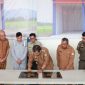 Pj Bupati Aceh Besar Muhammad Iswanto, S.STP, MM menandatangani prasasti peresmian Pos Damkar Wilayah Manajemen Kebakaran (WMK) 010 di Kuta Baro Senin (22/1/2024)