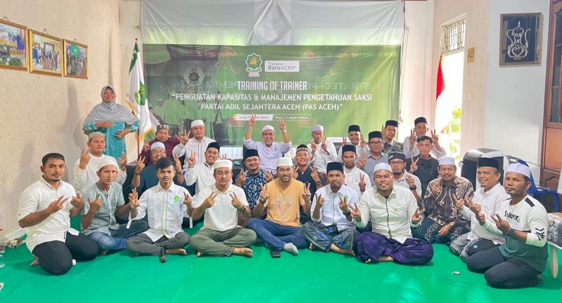 Para peserta pelatihan Training of Trainer Partai Adil Sejahtera (PAS) Aceh melakukan foto bersama dengan jajaran pengurus MPP PAS Aceh dan tim Bappilu usai penyelenggaraan kegiatan di Aula kantor Majelis Pimpinan Pusat PAS Aceh Selasa (23/1/2024).