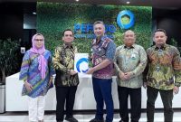 Dirut Bank Aceh, Muhammad Syah menerima sertifikat pemeringkatan dari PT Pemeringkat Efek Indonesia (Pefindo) atas penilaian kinerja bank tahun 2023. Sertifikat diserahkan oleh Direktur Peratingan Pefindo, Hendro Utomo di Gedung PT. Pefindo Jakarta, Selasa (23/1/2024). Foto Dok: Bank Aceh