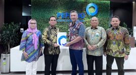 Dirut Bank Aceh, Muhammad Syah menerima sertifikat pemeringkatan dari PT Pemeringkat Efek Indonesia (Pefindo) atas penilaian kinerja bank tahun 2023. Sertifikat diserahkan oleh Direktur Peratingan Pefindo, Hendro Utomo di Gedung PT. Pefindo Jakarta, Selasa (23/1/2024). Foto Dok: Bank Aceh