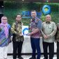 Dirut Bank Aceh, Muhammad Syah menerima sertifikat pemeringkatan dari PT Pemeringkat Efek Indonesia (Pefindo) atas penilaian kinerja bank tahun 2023. Sertifikat diserahkan oleh Direktur Peratingan Pefindo, Hendro Utomo di Gedung PT. Pefindo Jakarta, Selasa (23/1/2024). Foto Dok: Bank Aceh