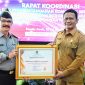 Kepala Kantor Kemenkumham Wilayah Aceh Dr.Drs.Meurah Budiman menyerahkan penghargaan program prioritas nasional dibidang merk dan hak cipta kepada Pemerintah Kabupaten Aceh Besar yang diterima oleh Staf Ahli Bidang Perekonomian Pembangunan dan Keuangan Ir.Makmun, MT Selasa (23/1/2024) di Hotel Grand Nanggroe Banda Aceh