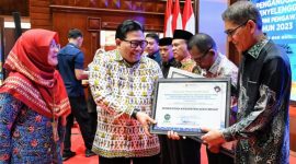 Asisten III Pemkab Aceh Besar, Jamaluddin, S.Sos, MM menerima Piagam Penghargaan dan Sertifikat Penilaian Kepatuhan Penyelenggaraan Pelayanan Publik dari Ombudsman RI di Ajong Mon Mata, Banda Aceh, Kamis, 25 Januari 2024.(Foto : MC Aceh Besar)