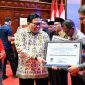 Asisten III Pemkab Aceh Besar, Jamaluddin, S.Sos, MM menerima Piagam Penghargaan dan Sertifikat Penilaian Kepatuhan Penyelenggaraan Pelayanan Publik dari Ombudsman RI di Ajong Mon Mata, Banda Aceh, Kamis, 25 Januari 2024.(Foto : MC Aceh Besar)