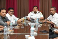 Pj Bupati Aceh Besar, Muhammad Iswanto SSTP MM bersama Asisten II M.Ali S.Sos dan para OPD menghadiri Zoom Meeting dengan topic Pilot Project Smart Farming Padi di Aceh Besar di Gedung Dekranasda, Gampong Gani, Kecamatan Ingin Jaya, Aceh Besar, Rabu (31/01/2024). FOTO/MC ACEH BESAR