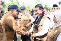 Wakili Pj Bupati Aceh Besar, Sekda Drs.Sulaimi, M,Si menyambut kedatangan Menteri Pertanian Republik Indonesia Dr.Ir.H.AndiAmran Sulaiman, M.P saat menghadiri acara pembinaan penyuluh pertanian dan petani Provinsi Aceh di Gampong Deunong-Mata Ie Kecamatan Darul Imarah Aceh Besar Selasa (6/2/2024).
