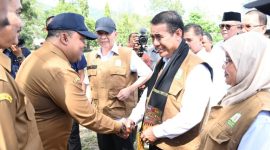 Wakili Pj Bupati Aceh Besar, Sekda Drs.Sulaimi, M,Si menyambut kedatangan Menteri Pertanian Republik Indonesia Dr.Ir.H.AndiAmran Sulaiman, M.P saat menghadiri acara pembinaan penyuluh pertanian dan petani Provinsi Aceh di Gampong Deunong-Mata Ie Kecamatan Darul Imarah Aceh Besar Selasa (6/2/2024).