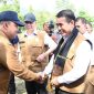 Wakili Pj Bupati Aceh Besar, Sekda Drs.Sulaimi, M,Si menyambut kedatangan Menteri Pertanian Republik Indonesia Dr.Ir.H.AndiAmran Sulaiman, M.P saat menghadiri acara pembinaan penyuluh pertanian dan petani Provinsi Aceh di Gampong Deunong-Mata Ie Kecamatan Darul Imarah Aceh Besar Selasa (6/2/2024).