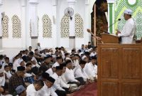 Ketua MPU Aceh Besar Tgk H Nasruddin M mengisi ceramah Isra Miraj 1445 H Nabi Muhammad SAW di Masjid Agung Al Munawwarah, Kota Jantho, Rabu (7/2/2024) malam. FOTO/MC ACEH BESAR