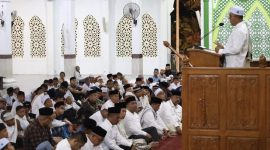 Ketua MPU Aceh Besar Tgk H Nasruddin M mengisi ceramah Isra Miraj 1445 H Nabi Muhammad SAW di Masjid Agung Al Munawwarah, Kota Jantho, Rabu (7/2/2024) malam. FOTO/MC ACEH BESAR