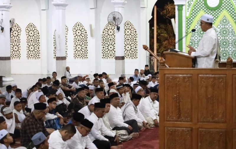 Ketua MPU Aceh Besar Tgk H Nasruddin M mengisi ceramah Isra Miraj 1445 H Nabi Muhammad SAW di Masjid Agung Al Munawwarah, Kota Jantho, Rabu (7/2/2024) malam. FOTO/MC ACEH BESAR