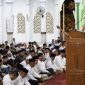 Ketua MPU Aceh Besar Tgk H Nasruddin M mengisi ceramah Isra Miraj 1445 H Nabi Muhammad SAW di Masjid Agung Al Munawwarah, Kota Jantho, Rabu (7/2/2024) malam. FOTO/MC ACEH BESAR