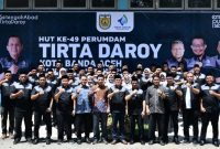 Penjabat (Pj) Walikota Banda Aceh Amiruddin melakukan berfoto bersama usai apel pada HUT Perumdam Tirtay Daroy Ke-49, Sabtu (24/2/24). Foto: (Prokopim Banda Aceh)