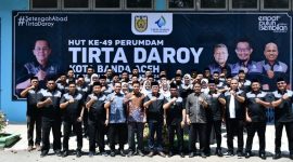 Penjabat (Pj) Walikota Banda Aceh Amiruddin melakukan berfoto bersama usai apel pada HUT Perumdam Tirtay Daroy Ke-49, Sabtu (24/2/24). Foto: (Prokopim Banda Aceh)