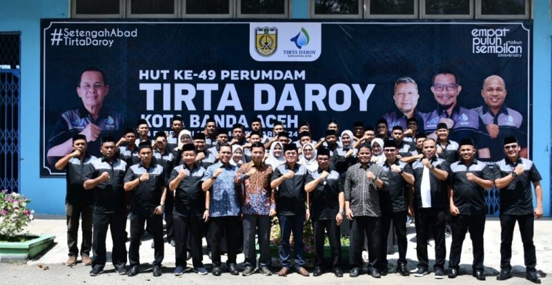 Penjabat (Pj) Walikota Banda Aceh Amiruddin melakukan berfoto bersama usai apel pada HUT Perumdam Tirtay Daroy Ke-49, Sabtu (24/2/24). Foto: (Prokopim Banda Aceh)