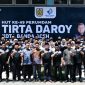 Penjabat (Pj) Walikota Banda Aceh Amiruddin melakukan berfoto bersama usai apel pada HUT Perumdam Tirtay Daroy Ke-49, Sabtu (24/2/24). Foto: (Prokopim Banda Aceh)