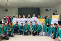 Rektor USK dan para Purek melakukan foto bersama dengan mahasiswa yang akan mengikuti program pertukaran pelajar di Malaysia