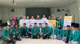 Rektor USK dan para Purek melakukan foto bersama dengan mahasiswa yang akan mengikuti program pertukaran pelajar di Malaysia