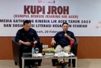 Kepala Otoritas Jasa Keuangan (OJK) Aceh Yusri didampingi oleh Robby pada acara media gathering kinerja ljk Aceh tahun 2023 dan sosialisasi literasi keuangan syariah pada acara KUPI JROH ( Kumpul Diskusi Jejaring OJK Aceh di Aula Seuramoe lantai 4 Kantor OJK Aceh Kawasan Pango Banda Aceh Kamis 29 Februari 2024 (Foto : bandapos)