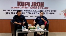 Kepala Otoritas Jasa Keuangan (OJK) Aceh Yusri didampingi oleh Robby pada acara media gathering kinerja ljk Aceh tahun 2023 dan sosialisasi literasi keuangan syariah pada acara KUPI JROH ( Kumpul Diskusi Jejaring OJK Aceh di Aula Seuramoe lantai 4 Kantor OJK Aceh Kawasan Pango Banda Aceh Kamis 29 Februari 2024 (Foto : bandapos)