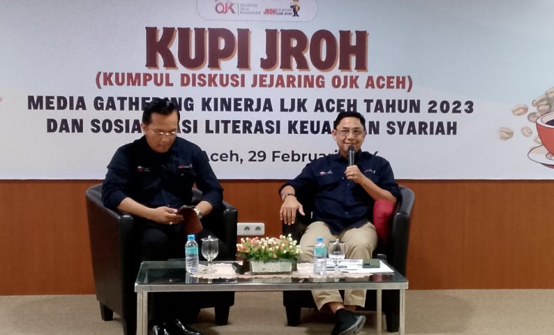 Kepala Otoritas Jasa Keuangan (OJK) Aceh Yusri didampingi oleh Robby pada acara media gathering kinerja ljk Aceh tahun 2023 dan sosialisasi literasi keuangan syariah pada acara KUPI JROH ( Kumpul Diskusi Jejaring OJK Aceh di Aula Seuramoe lantai 4 Kantor OJK Aceh Kawasan Pango Banda Aceh Kamis 29 Februari 2024 (Foto : bandapos)
