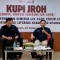 Kepala Otoritas Jasa Keuangan (OJK) Aceh Yusri didampingi oleh Robby pada acara media gathering kinerja ljk Aceh tahun 2023 dan sosialisasi literasi keuangan syariah pada acara KUPI JROH ( Kumpul Diskusi Jejaring OJK Aceh di Aula Seuramoe lantai 4 Kantor OJK Aceh Kawasan Pango Banda Aceh Kamis 29 Februari 2024 (Foto : bandapos)