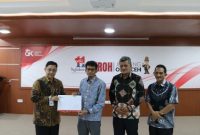 Penyerahan SK Cabut Izin Usaha kepada Rizki Oktora Vega selaku Tim Pengelola Sementara PT BPR Aceh Utara disaksikan oleh Dayan Albar - Pj, Sekretaris Daerah Aceh Utara, mewakili Pemkab Aceh Utara selaku Pemegang Saham Pengendali PT BPR Aceh Utara dan Yusmaldiansyah selaku Pemegang Saham PT BPR Aceh Utara. (FOTO: IST)
