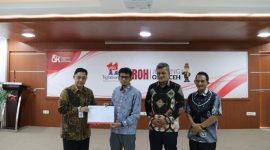 Penyerahan SK Cabut Izin Usaha kepada Rizki Oktora Vega selaku Tim Pengelola Sementara PT BPR Aceh Utara disaksikan oleh Dayan Albar - Pj, Sekretaris Daerah Aceh Utara, mewakili Pemkab Aceh Utara selaku Pemegang Saham Pengendali PT BPR Aceh Utara dan Yusmaldiansyah selaku Pemegang Saham PT BPR Aceh Utara. (FOTO: IST)