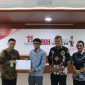 Penyerahan SK Cabut Izin Usaha kepada Rizki Oktora Vega selaku Tim Pengelola Sementara PT BPR Aceh Utara disaksikan oleh Dayan Albar - Pj, Sekretaris Daerah Aceh Utara, mewakili Pemkab Aceh Utara selaku Pemegang Saham Pengendali PT BPR Aceh Utara dan Yusmaldiansyah selaku Pemegang Saham PT BPR Aceh Utara. (FOTO: IST)