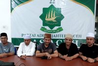 Ketua Umum Mejelis Pimpinan Pusat Partai Adil Sejahtera (PAS) Aceh Tu Bulqaini Tanjongan (Baju dan Peci Putih) didampingi Jajaran Pengurus saat melakukan tanggapan isu penggelembungan suara oleh Caleg DPRK PAS Dapil II di Tanah Luas Aceh Utara Rabu (6/3/2024) di Banda Aceh