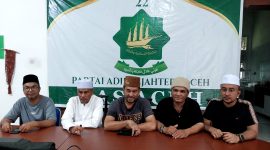 Ketua Umum Mejelis Pimpinan Pusat Partai Adil Sejahtera (PAS) Aceh Tu Bulqaini Tanjongan (Baju dan Peci Putih) didampingi Jajaran Pengurus saat melakukan tanggapan isu penggelembungan suara oleh Caleg DPRK PAS Dapil II di Tanah Luas Aceh Utara Rabu (6/3/2024) di Banda Aceh