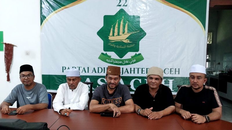 Ketua Umum Mejelis Pimpinan Pusat Partai Adil Sejahtera (PAS) Aceh Tu Bulqaini Tanjongan (Baju dan Peci Putih) didampingi Jajaran Pengurus saat melakukan tanggapan isu penggelembungan suara oleh Caleg DPRK PAS Dapil II di Tanah Luas Aceh Utara Rabu (6/3/2024) di Banda Aceh