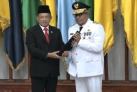 Mendagri Tito Karnavian resmi melantik Bustami Hamzah sebagai Pj Gubernur Aceh. | Foto: Tangkapan layar Youtube Kemendagri RI