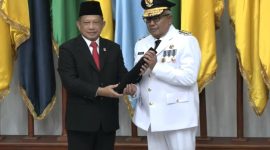Mendagri Tito Karnavian resmi melantik Bustami Hamzah sebagai Pj Gubernur Aceh. | Foto: Tangkapan layar Youtube Kemendagri RI
