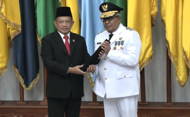 Mendagri Tito Karnavian resmi melantik Bustami Hamzah sebagai Pj Gubernur Aceh. | Foto: Tangkapan layar Youtube Kemendagri RI