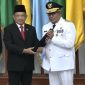 Mendagri Tito Karnavian resmi melantik Bustami Hamzah sebagai Pj Gubernur Aceh. | Foto: Tangkapan layar Youtube Kemendagri RI