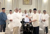 Penjabat Gubernur Aceh Bustami Hamzah SE, M.Si menyerahkan SK Plh Sekda Aceh kepada Asisten I Sekda Aceh Azwardi, AP, M.Si disaksikan oleh ketua DPRA dan Tim TAPA di Rumah Dinas Sekda Aceh di Banda Aceh Kamis (14/03/2024).